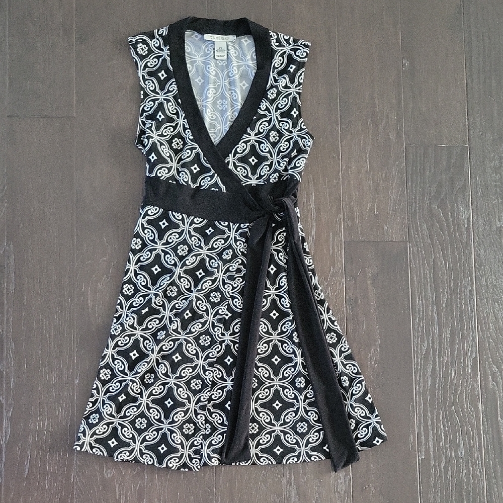 White House Black Market Black and White Sleeveless V-Neck Blouse